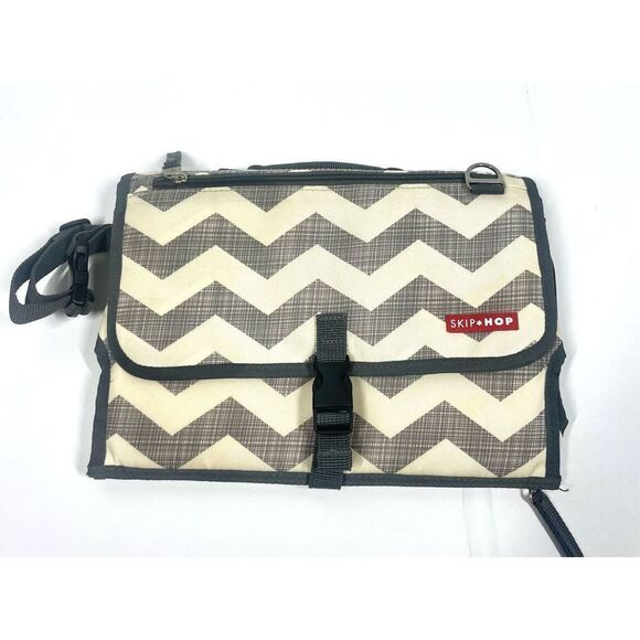 Skip Hop Pronto Portable Baby Changing Pad Chevron Stripe Gray Ivory - Picture 1 of 7
